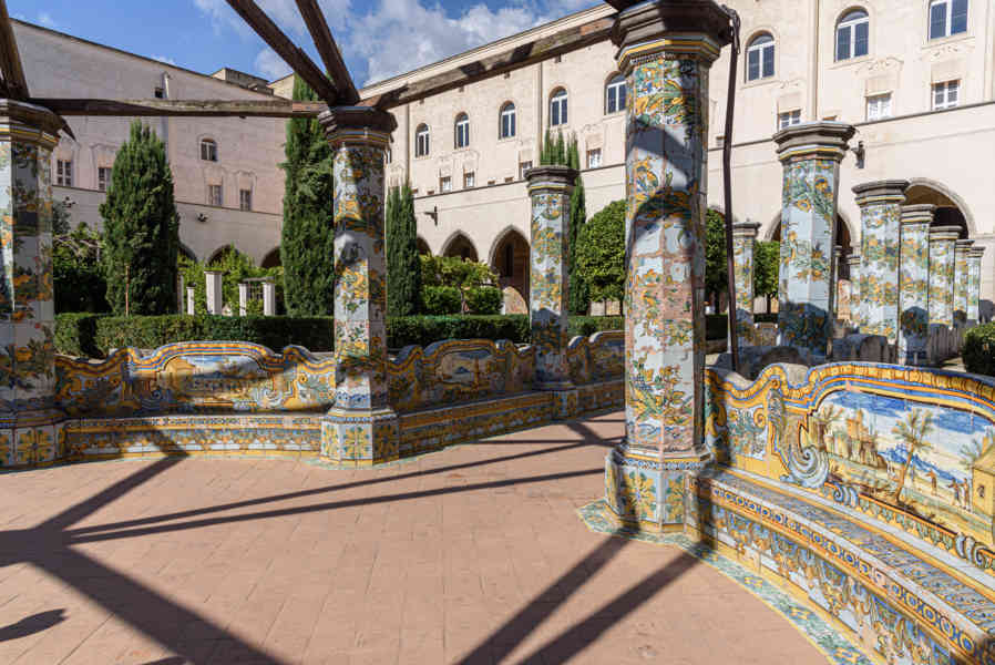 096 - Italia - Nápoles - basílica y convento de Santa Clara - convento - claustro.jpg